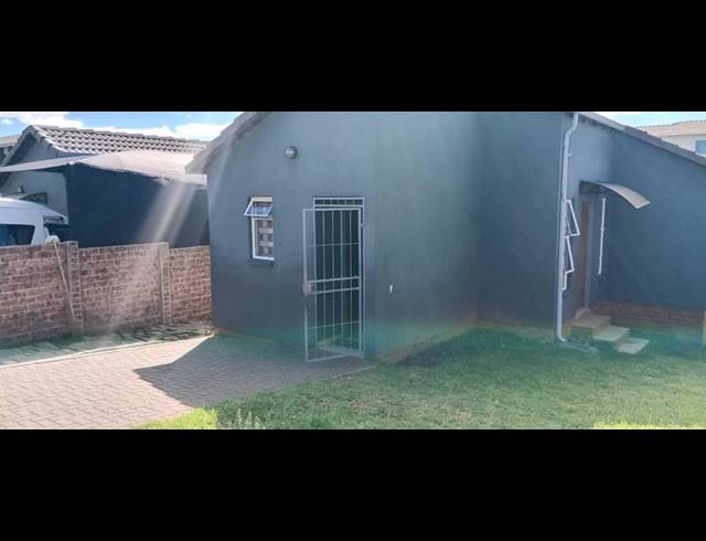 2 BEDROOM HOUSE FOR SALE IN SOUTH HILLS